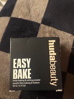 HUDA BEAUTY Easy Bake Loose Setting Powder - Black Packaging
